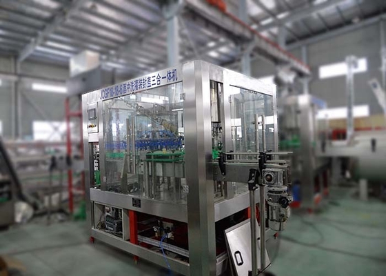 Κίνα Dcgf18-18-6 3--1 αυτόματη μηχανή πλήρωσης νερού για το ενωμένο με διοξείδιο του άνθρακα ποτό του /Co2 προμηθευτής