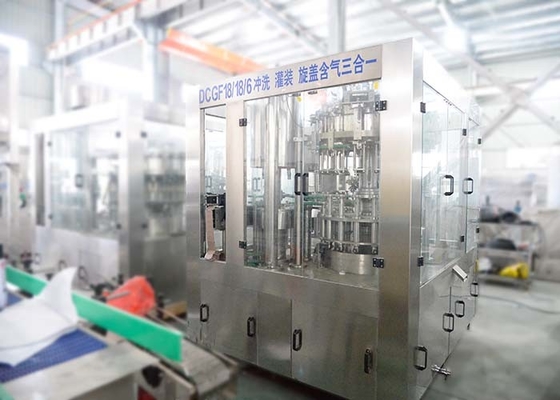 Κίνα Αυτόματη ενωμένη με διοξείδιο του άνθρακα μηχανή πλήρωσης ποτών, κρύα μηχανή πλήρωσης μπουκαλιών ποτών αερίου προμηθευτής