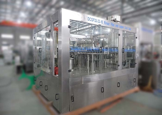 Κίνα Μικρή ενωμένη με διοξείδιο του άνθρακα μηχανή πλήρωσης ποτών, εμφιαλώνοντας μηχανή μη αλκοολούχων ποτών/μηχανή πλήρωσης προμηθευτής