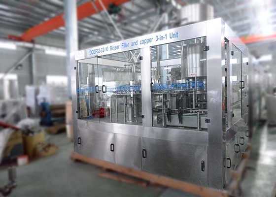 Κίνα Την αυτόματη μπουκαλιών νερού μονάδα CE μηχανών 3IN1 κάλυψης πλύσης γεμίζοντας που χαρακτηρίζεται ξεπλένοντας προμηθευτής